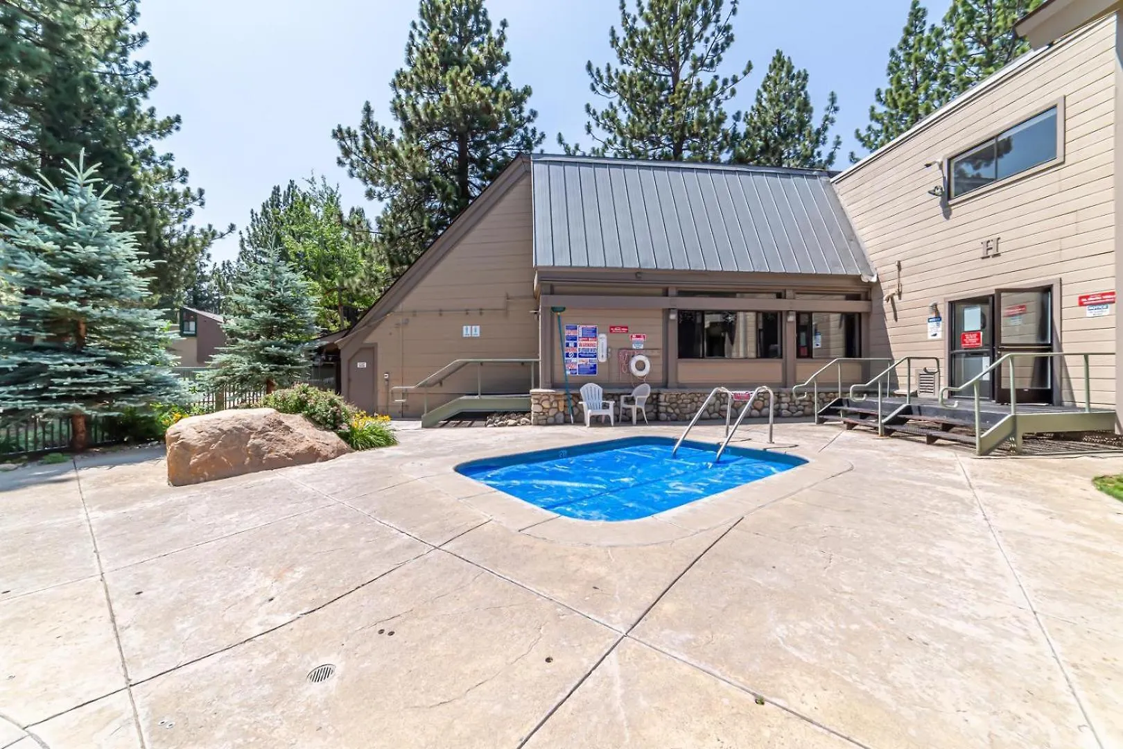 #338 - Naturally Sunlit Condo With Pool, Jacuzzi, Sauna, & Game Room Mammoth Lakes