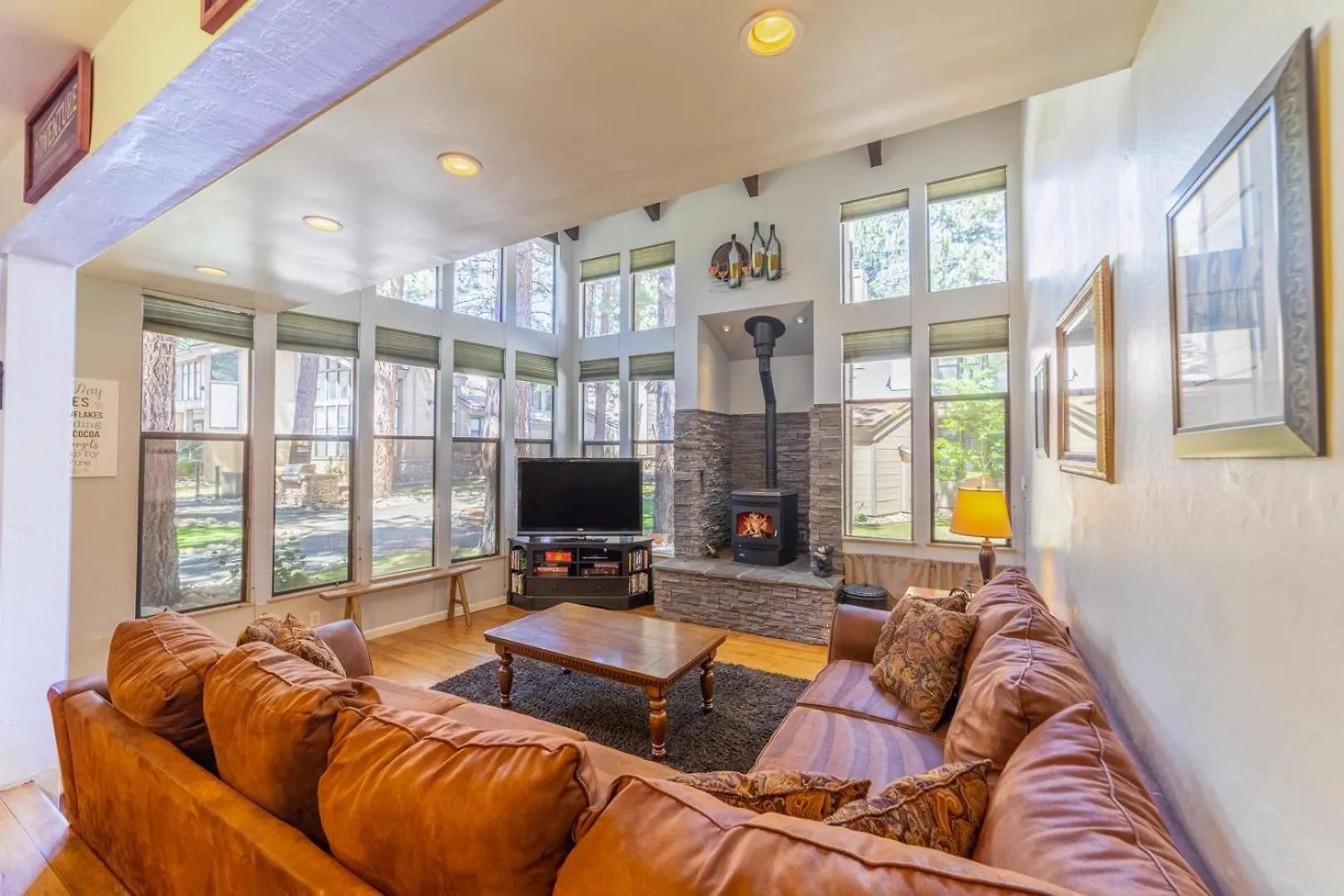 #338 - Naturally Sunlit Condo With Pool, Jacuzzi, Sauna, & Game Room Mammoth Lakes