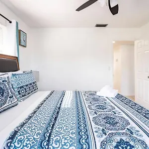 Perfectly Situated 2-br Residential In Largo- Close To Beach And Everything!! Apartment Largo